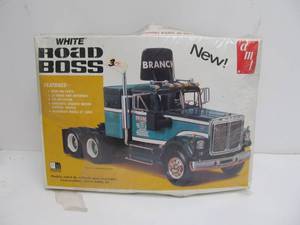 lot 22 image: Vintage AMT White Road Boss Semi Truck Tractor