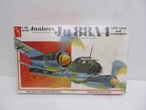 lot 39 image: Vintage AMT Junkers Ju 88A4 WWII Bomber w Crew & Armament
