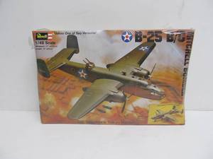lot 40 image: Revell Col. Doolittles Tokyo Raider B-25 BC Mitchell Bomber