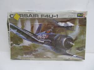 lot 43 image: Vintage Revell F4U-1 Corsair