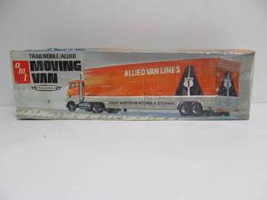lot 105 image: Large AMT TrailmobileAllied Moving Van Semi Trailer