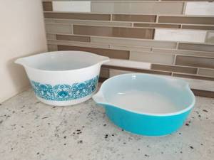 lot 11 image: Two Vintage Pyrex