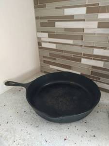 lot 12 image: 11.75 Cast Iron Pan