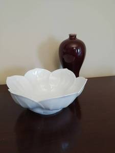 lot 40 image: Vase and Bowl
