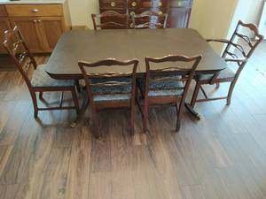 lot 107 image: Vintage Dining Set