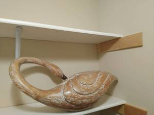 lot 136 image: Large Swan Dcor