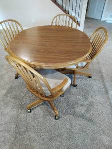lot 164 image: Dining Set