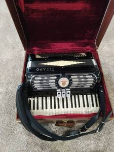 lot 8 image: Titano Tube Chamber Organette with Case & Music