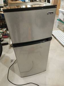 lot 192 image: Magic Chef Small RefrigeratorFreezer
