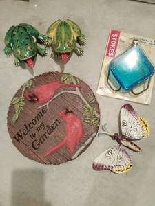 lot 214 image: Garden Decor
