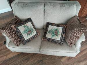 lot 52 image: Flexsteel Love Seat with Four Throw Pillows