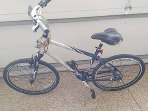 lot 87 image: Trek 400 Bike