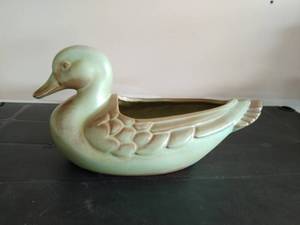 lot 98 image: Frankoma Green Duck Planter