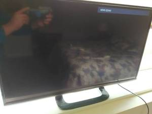lot 99 image: 32 Sharp TV
