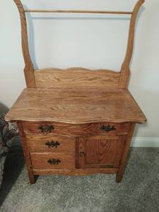 lot 104 image: Old Wash Basin