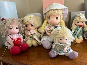 Lot of 8 Precious Moments Dolls