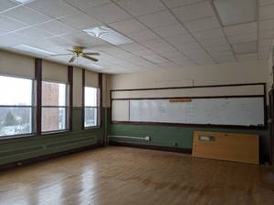 lot 401 image: Room contents. Includes hardwood fl...