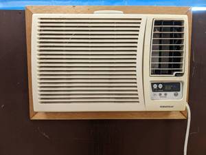 lot 407 image: GoldStar window AC with remote. (u...