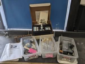 lot 470 image: Misc science accessories. Petrie di...