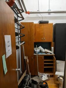 lot 490 image: Contents of janitor closet. Include...