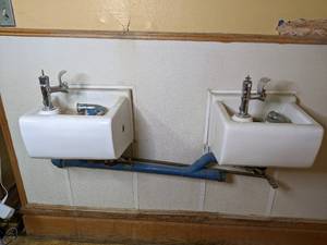 lot 512 image: 2 drinking fountains. BRING TOOLS T...