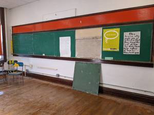 lot 513 image: 5 Green chalk board sections...