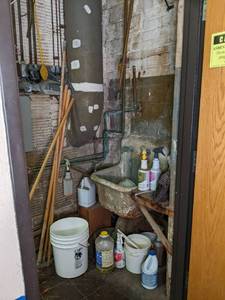 lot 566 image: Contents of janitors closet. Includ...