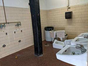 lot 572 image: Contents of bathroom. Includes 4 po...