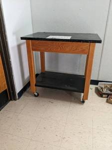 lot 580 image: Work table on wheels 372436...