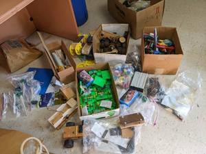 lot 582 image: Large science lot with several 2 po...