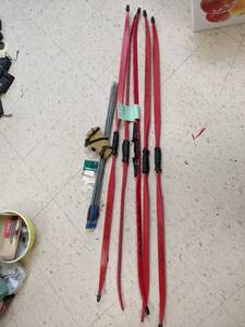 lot 591 image: 5 Indian bows, 10 training arrows (...
