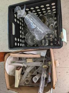 lot 595 image: Beakers, test tubes and other scien...