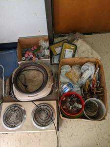 lot 605 image: Art lot includes Batik wax, hot pla...