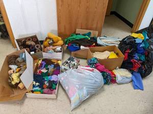 lot 606 image: Large lot of yarn, fabric pieces, a...