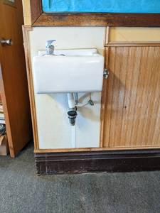 lot 427 image: Porcelain drinking fountain. BRING ...