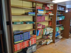 lot 431 image: Large lot of used text books and mi...
