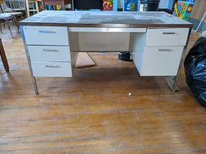 lot 542 image: Desk 603029...