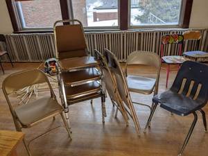 lot 519 image: 4 folding chairs, 4 stackable padde...
