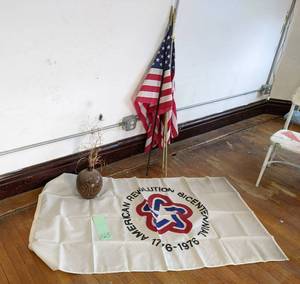 lot 523 image: 4 American flags on sticks, America...