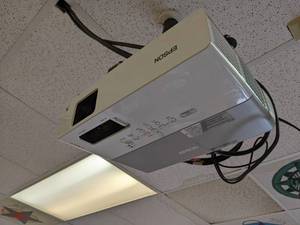 lot 524 image: Epson PowerLite 83 projector. BRIN...