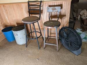 lot 550 image: 2 stools, 1 metal pail with handles...