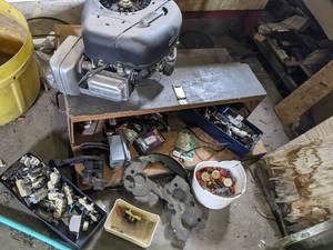 lot 16 image: Briggs annd Stratton small engine...