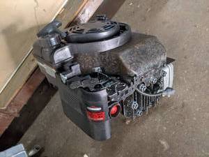 lot 24 image: Briggs and Stratton small engine...