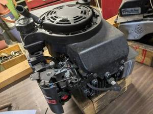 lot 32 image: Briggs and Stratton small engine...