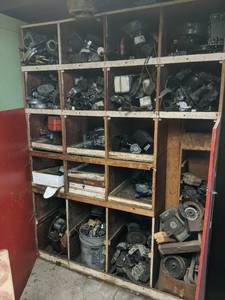 lot 37 image: Small engine repair paradise All s...