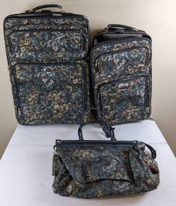 lot 106 image: Vintage Atlantic Suitcase and Carry On Bag (3) Piece Set - Floral Tapestry
