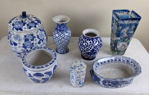 lot 19 image: Collection of Vintage Blue and White China Vases