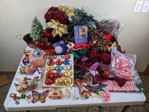 lot 190 image: Collection of Christmas Decorations Ornaments, Birdhouses, Faux Poinsettias, Etc. 