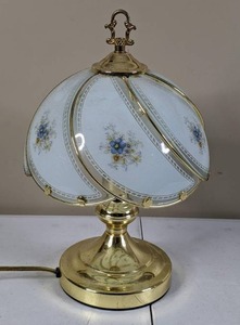 lot 57 image: Elegant Vintage Brass Floral Touch Lamp