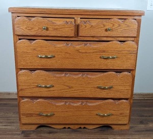 lot 46 image: Vintage Real Wood 5-Drawer Dresser